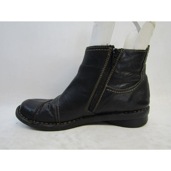 Clarks Womens Sz 7.5 M Black Leather Zip Ankle Fashion Boots Bootie - Picture 2 of 11